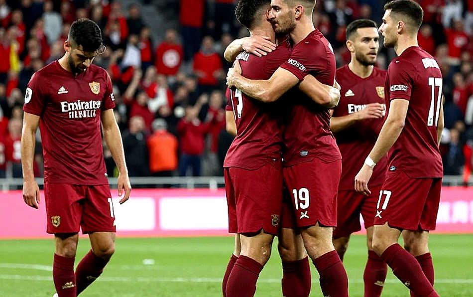 Rượu trên khán đài nước Anh: Tiền lệ safe standing và khoảng trống dữ liệu chưa ai lấp Rượu trên khán đài nước Anh: Tiền lệ safe standing và khoảng trống dữ liệu chưa ai lấp