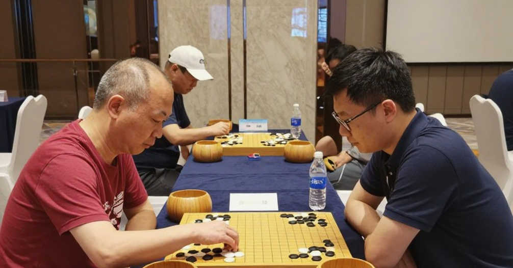 3.f6 và lời khen hiếm hoi: Đêm Sindarov khiến Carlsen phải ngước nhìn