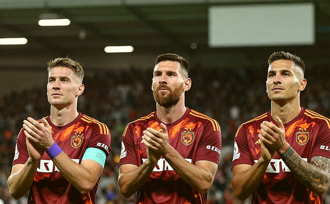 Manchester United: Khi sân cỏ rối loạn, chủ sở hữu bị CĐV Hồi giáo phản ứng quyết liệt ngay ngoài Old Trafford Manchester United: Khi sân cỏ rối loạn, chủ sở hữu bị CĐV Hồi giáo phản ứng quyết liệt ngay ngoài Old Trafford