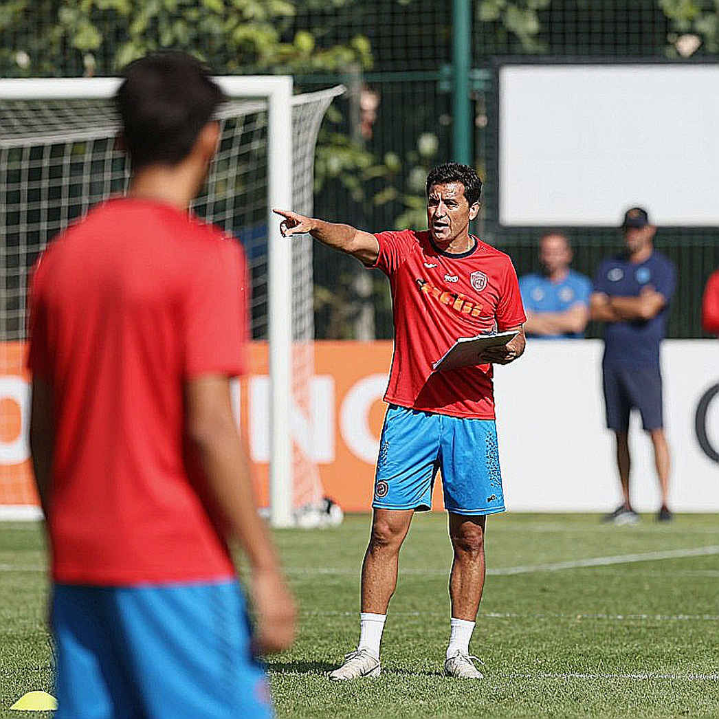 Timber on the Exercise Bike Beside Van Nistelrooij: A Crack in the Netherlands' Steering System Before Facing Germany Timber on the Exercise Bike Beside Van Nistelrooij: A Crack in the Netherlands' Steering System Before Facing Germany